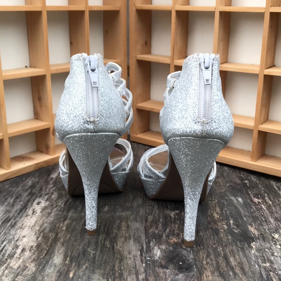 Kenneth Cole Silver sparkly heels Size 7.5 - Picture 5 of 10